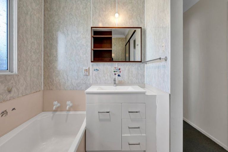 Photo of property in 3 Rospeath Crescent, Spotswood, New Plymouth, 4310