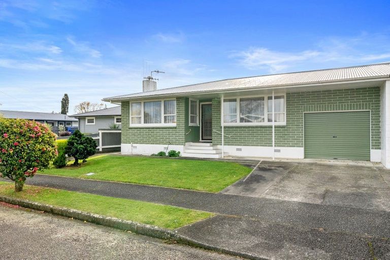 Photo of property in 43 Karaka Crescent, Levin, 5510