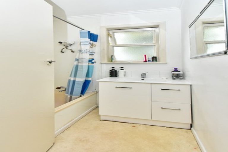 Photo of property in 60 Mckean Avenue, Manurewa, Auckland, 2102