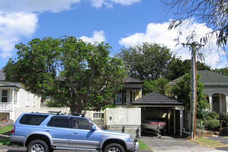 Photo of property in 19 Rutland Road, Stanley Point, Auckland, 0624