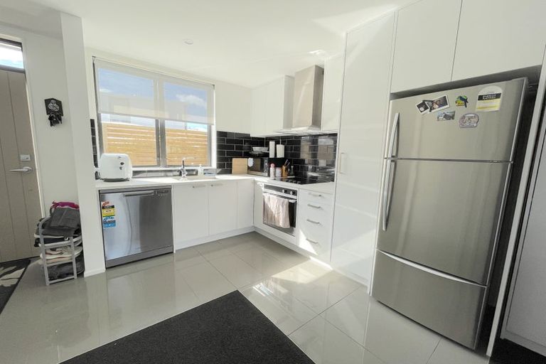 Photo of property in 10/15 Chivalry Road, Glenfield, Auckland, 0629