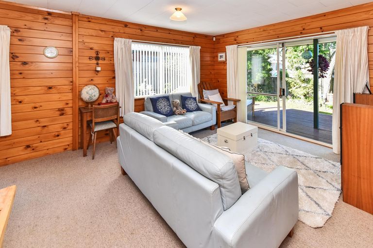 Photo of property in 1/133 Carnoustie Drive, Wattle Downs, Auckland, 2103