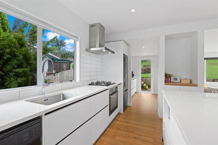 Photo of property in 16 William Hadlow Place, Hatfields Beach, Orewa, 0931