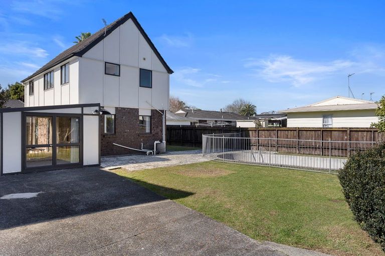 Photo of property in 1/13 Challen Close, Conifer Grove, Takanini, 2112