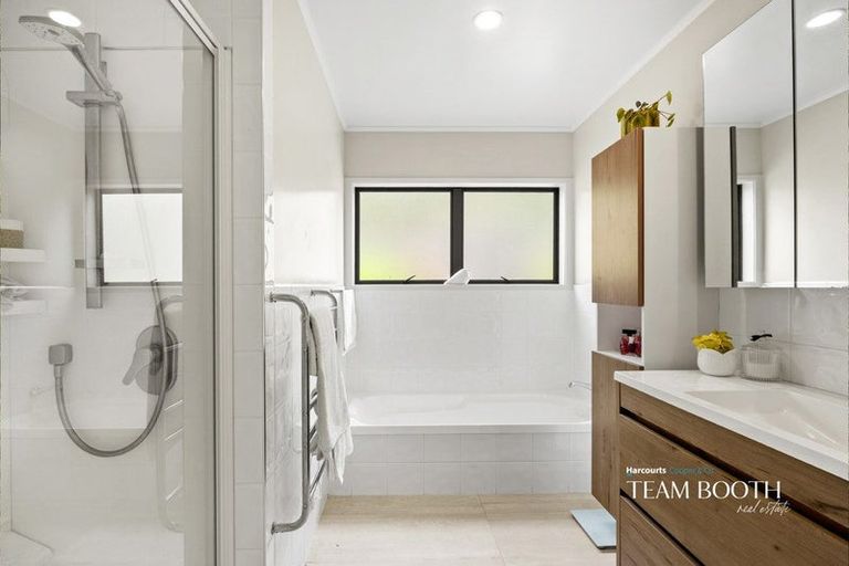 Photo of property in 126 Lynn Road, Bayview, Auckland, 0629