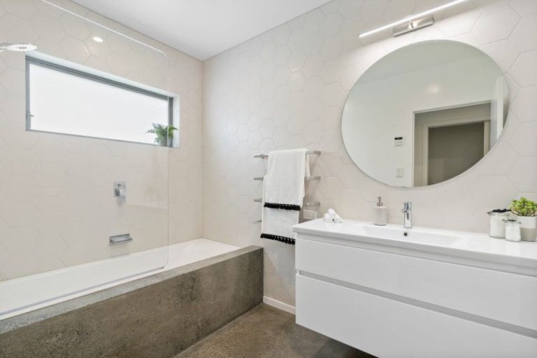 Photo of property in 221 Houghton Bay Road, Houghton Bay, Wellington, 6023