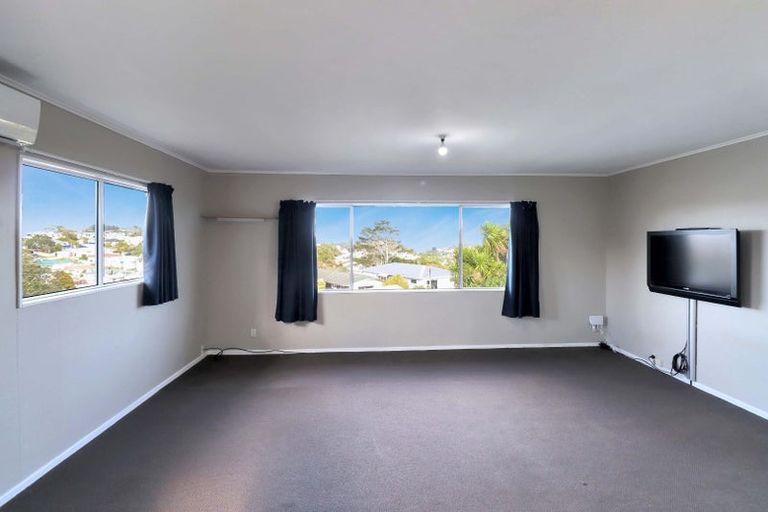 Photo of property in 23a Brooker Grove, Newlands, Wellington, 6037