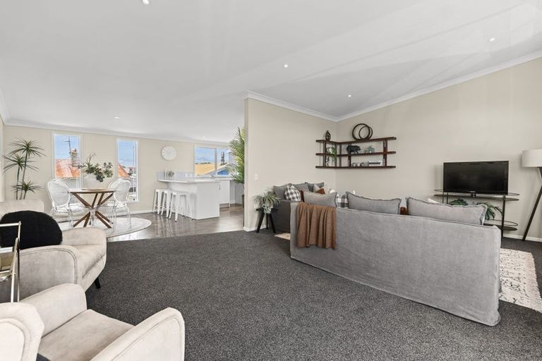 Photo of property in 27 Roy Terrace, Moturoa, New Plymouth, 4310