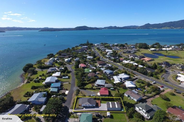 Photo of property in 13 Karoro Road, One Tree Point, 0118