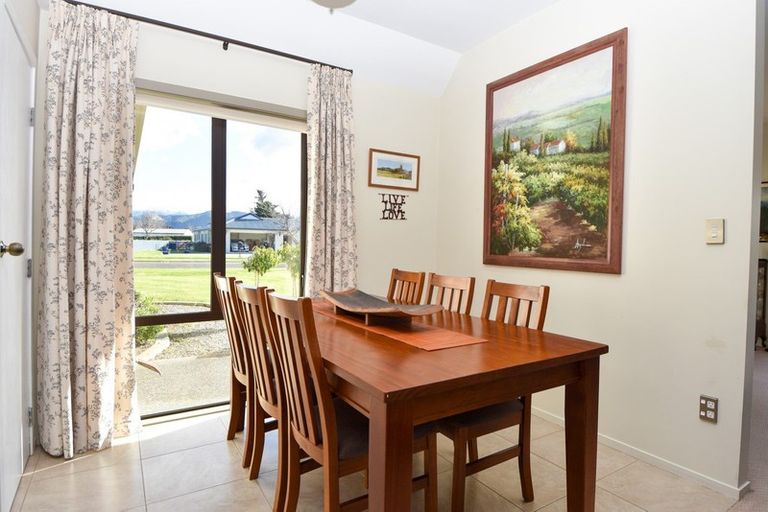 Photo of property in 8 Daffodil Grove, Carterton, 5713