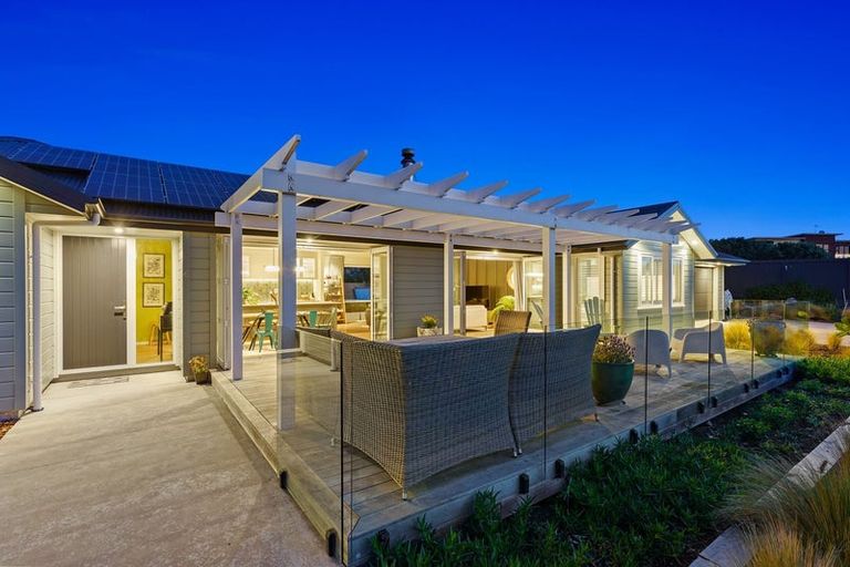 Photo of property in 6 Arapipi Way, Peka Peka, Waikanae, 5391