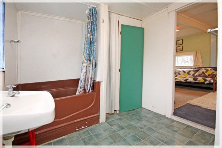 Photo of property in 25 Punga Street, Tangimoana, 4822