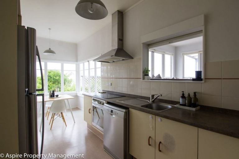 Photo of property in 21 Pupuke Road, Birkenhead, Auckland, 0627