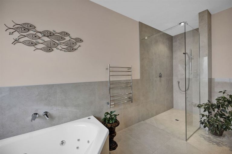 Photo of property in 9 Links Drive, Waiwhakaiho, New Plymouth, 4312