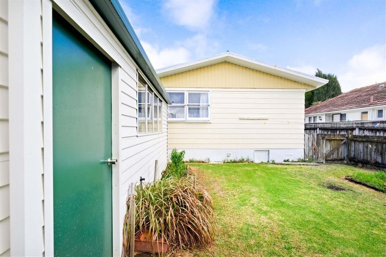 Photo of property in 1/8 Edwards Avenue, Henderson, Auckland, 0610