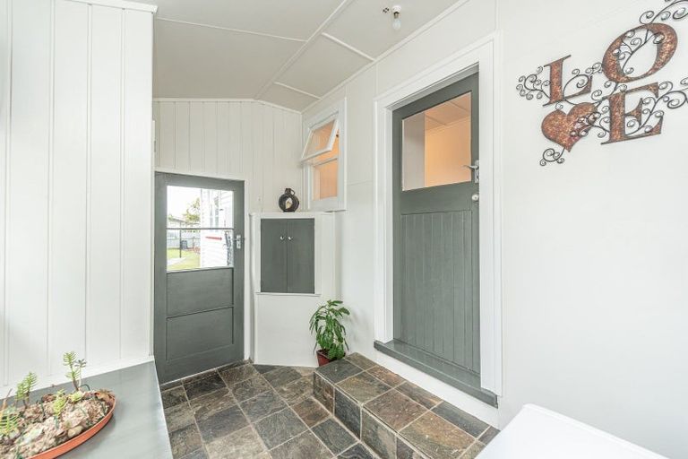 Photo of property in 18 Suther Street, Waverley, 4510