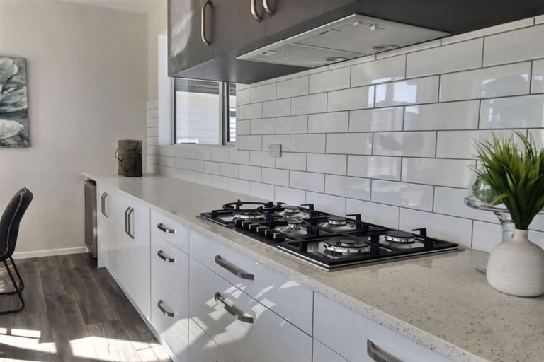 Photo of property in 10 Bine Crescent, Orewa, 0931