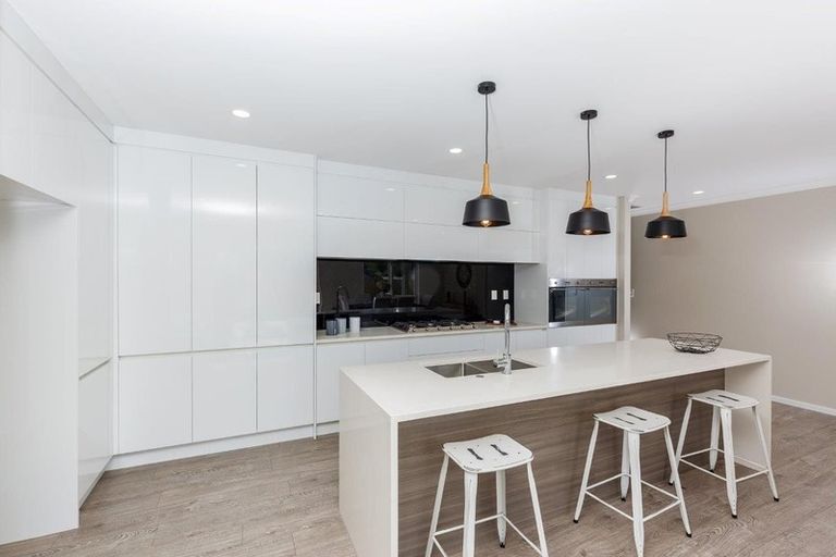 Photo of property in 18 Syd Grant Crescent, Orewa, 0931