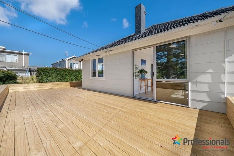 Photo of property in 5 Farnborough Crescent, Mangere, Auckland, 2022