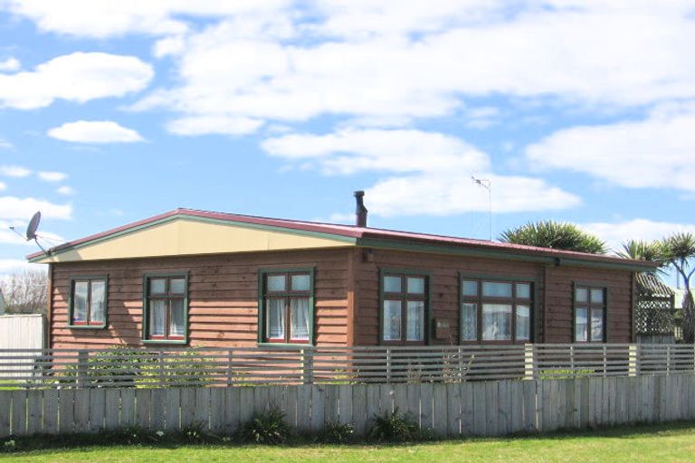 Photo of property in 14 Hart Street, Foxton Beach, Foxton, 4815