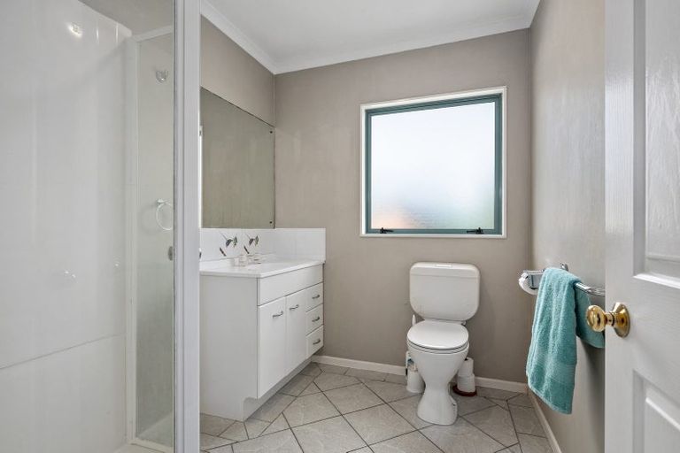 Photo of property in 24 Calypso Way, Unsworth Heights, Auckland, 0632