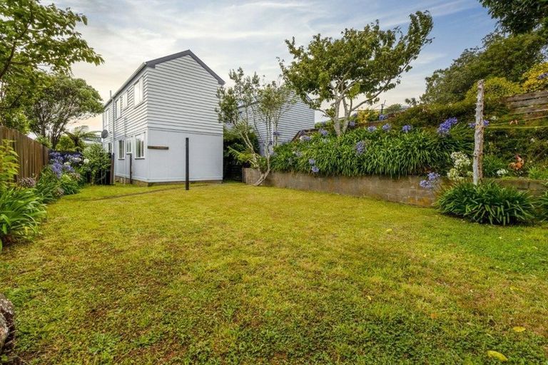 Photo of property in 17b Colchester Crescent, Newlands, Wellington, 6037