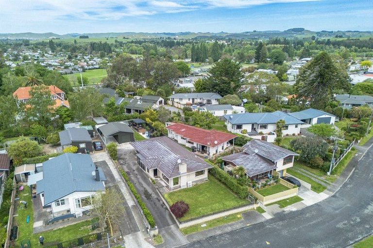 Photo of property in 3 Limbrick Street, Waipawa, 4210
