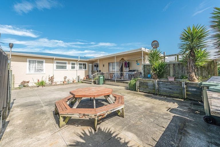 Photo of property in 32 Hood Street, Castlecliff, Whanganui, 4501