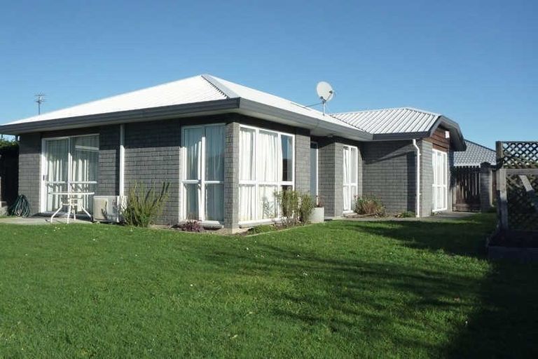 Photo of property in 17 Honeysuckle Place, Northcote, Christchurch, 8052