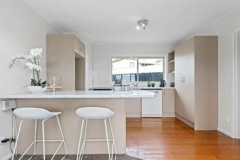 Photo of property in 1 Hartley Terrace, Massey, Auckland, 0614