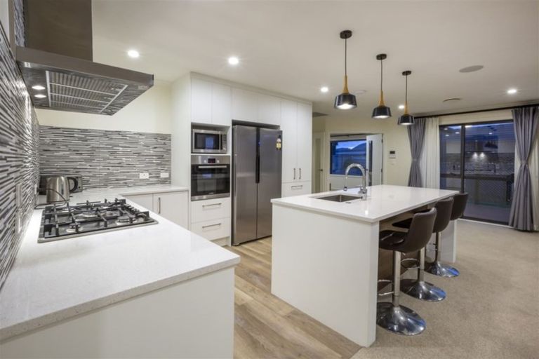 Photo of property in 82 Queen Charlotte Drive, Aotea, Porirua, 5024