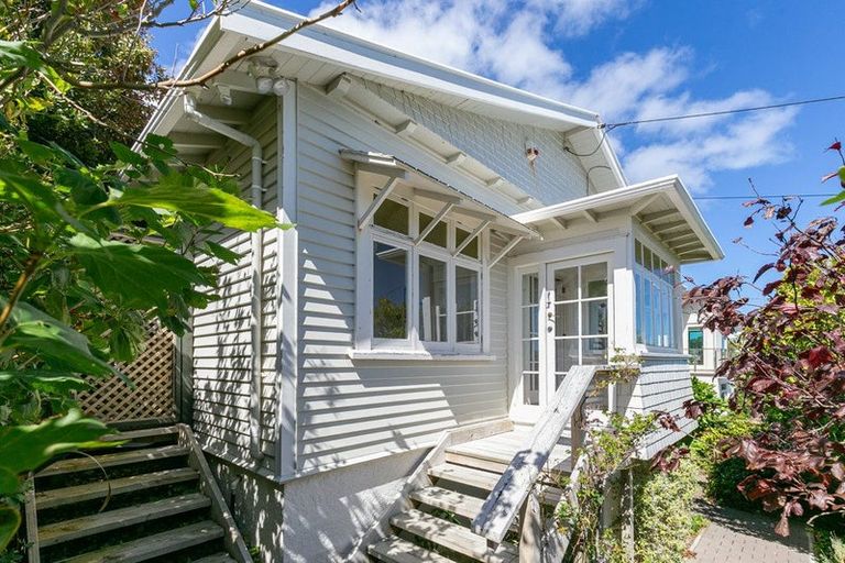 Photo of property in 102 Nevay Road, Karaka Bays, Wellington, 6022