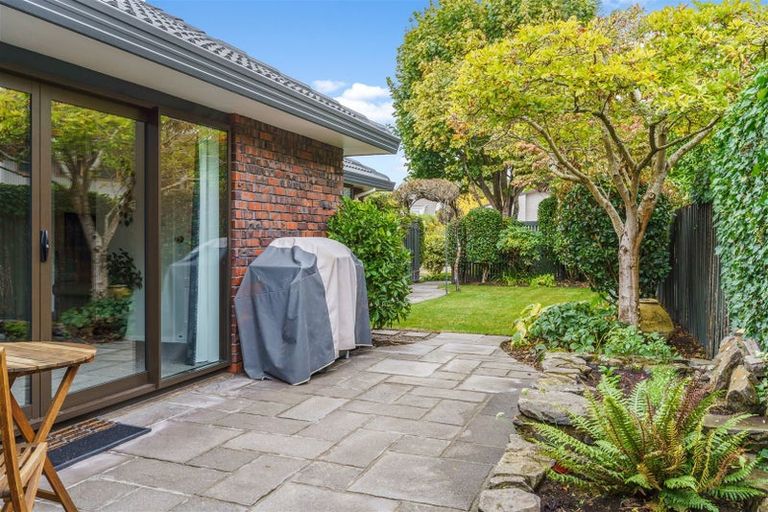 Photo of property in 33 Highland Place, Avonhead, Christchurch, 8042
