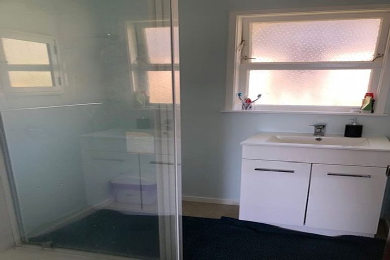 Photo of property in 2/8 Anne Road, Hillcrest, Auckland, 0627