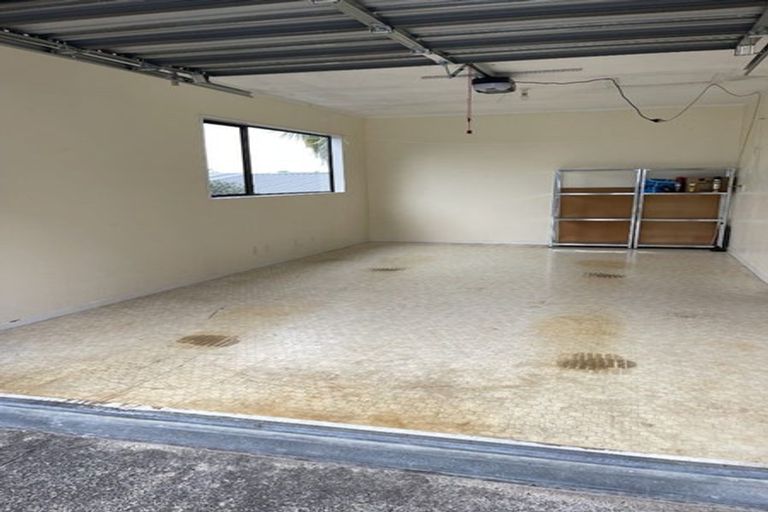 Photo of property in 1/14 Strabo Place, Windsor Park, Auckland, 0632