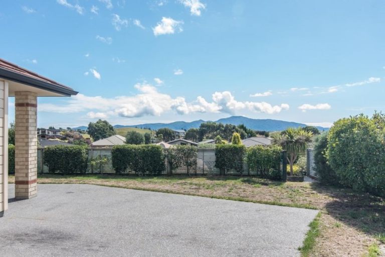 Photo of property in 28 Quadrant Heights, Paraparaumu, 5032