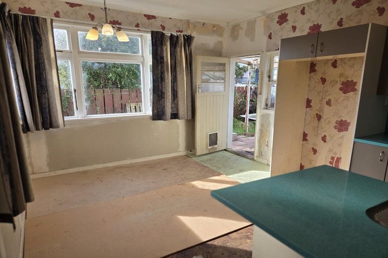 Photo of property in 16 Manse Street, Clinton, 9534
