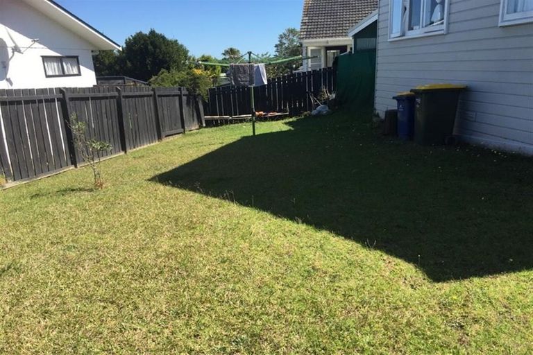 Photo of property in 1/47 Luckens Road, West Harbour, Auckland, 0618