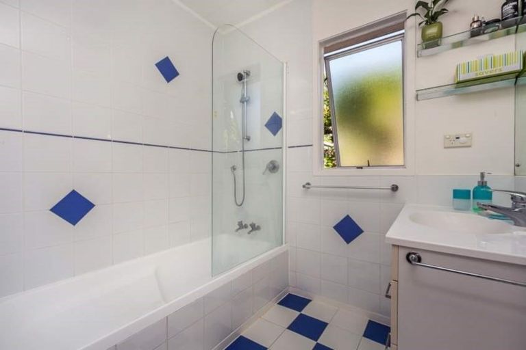 Photo of property in 6 Lorena Place, West Harbour, Auckland, 0618