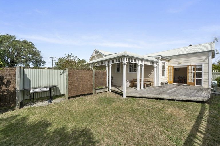 Photo of property in 70 Jellicoe Street, Martinborough, 5711