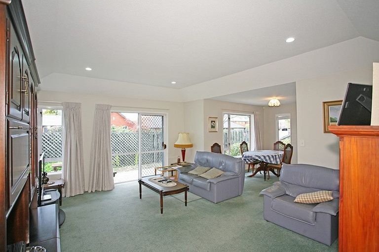 Photo of property in 2 Amesbury Mews, Avonhead, Christchurch, 8042