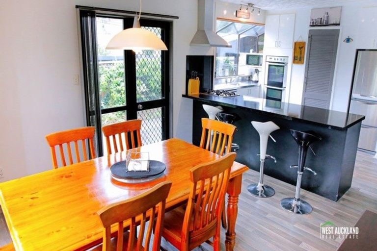 Photo of property in 2/76 Kaurilands Road, Titirangi, Auckland, 0604