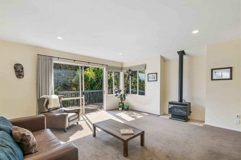 Photo of property in 18 Tyrico Close, Unsworth Heights, Auckland, 0632