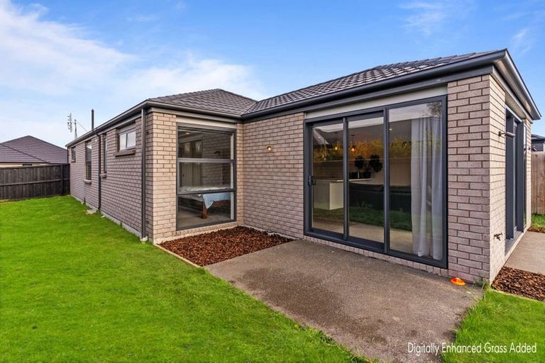 Photo of property in 12 Fairbairn Close, Halswell, Christchurch, 8025