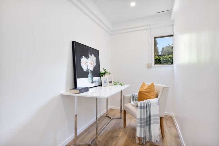 Photo of property in 2/27 Knightsbridge Drive, Forrest Hill, Auckland, 0620