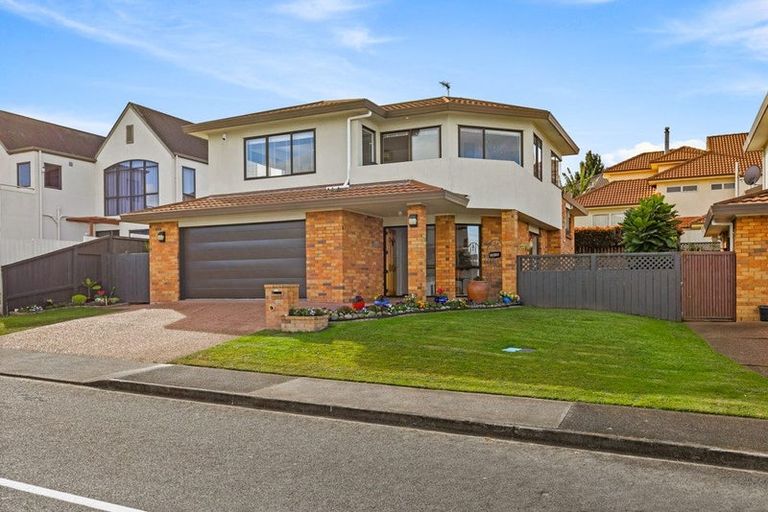 Photo of property in 2/1 Bluefin Way, West Harbour, Auckland, 0618