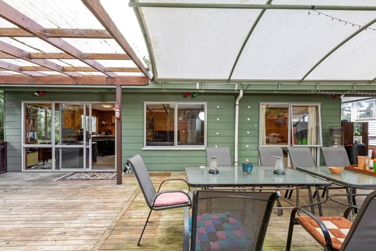 Photo of property in 46 Easton Park Parade, Glenfield, Auckland, 0629