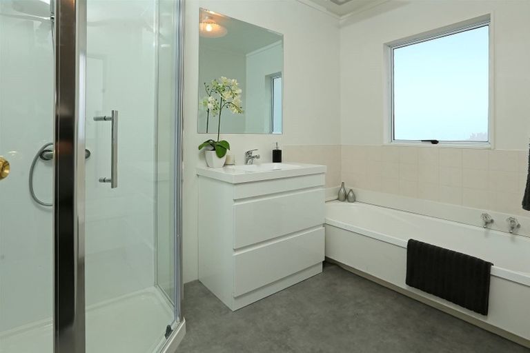 Photo of property in 2/37 Rhinevale Close, Henderson, Auckland, 0612