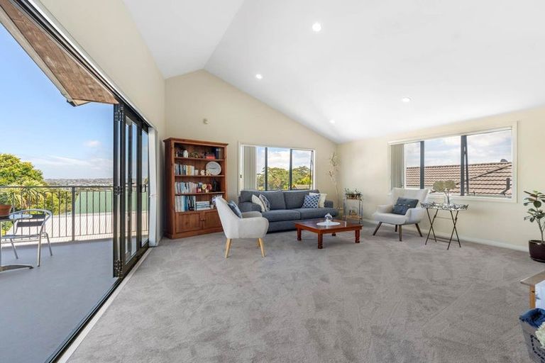 Photo of property in 2/230 East Coast Road, Forrest Hill, Auckland, 0620