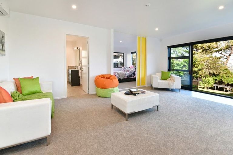 Photo of property in 25 Roberts Road, Matakatia, Whangaparaoa, 0930